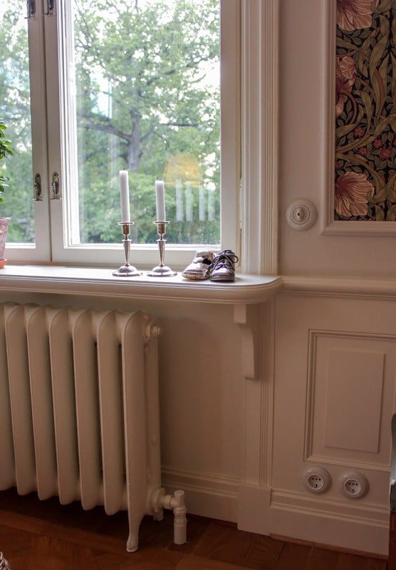 Listverk och bröstpanel med speglar. Specialsnickeri.